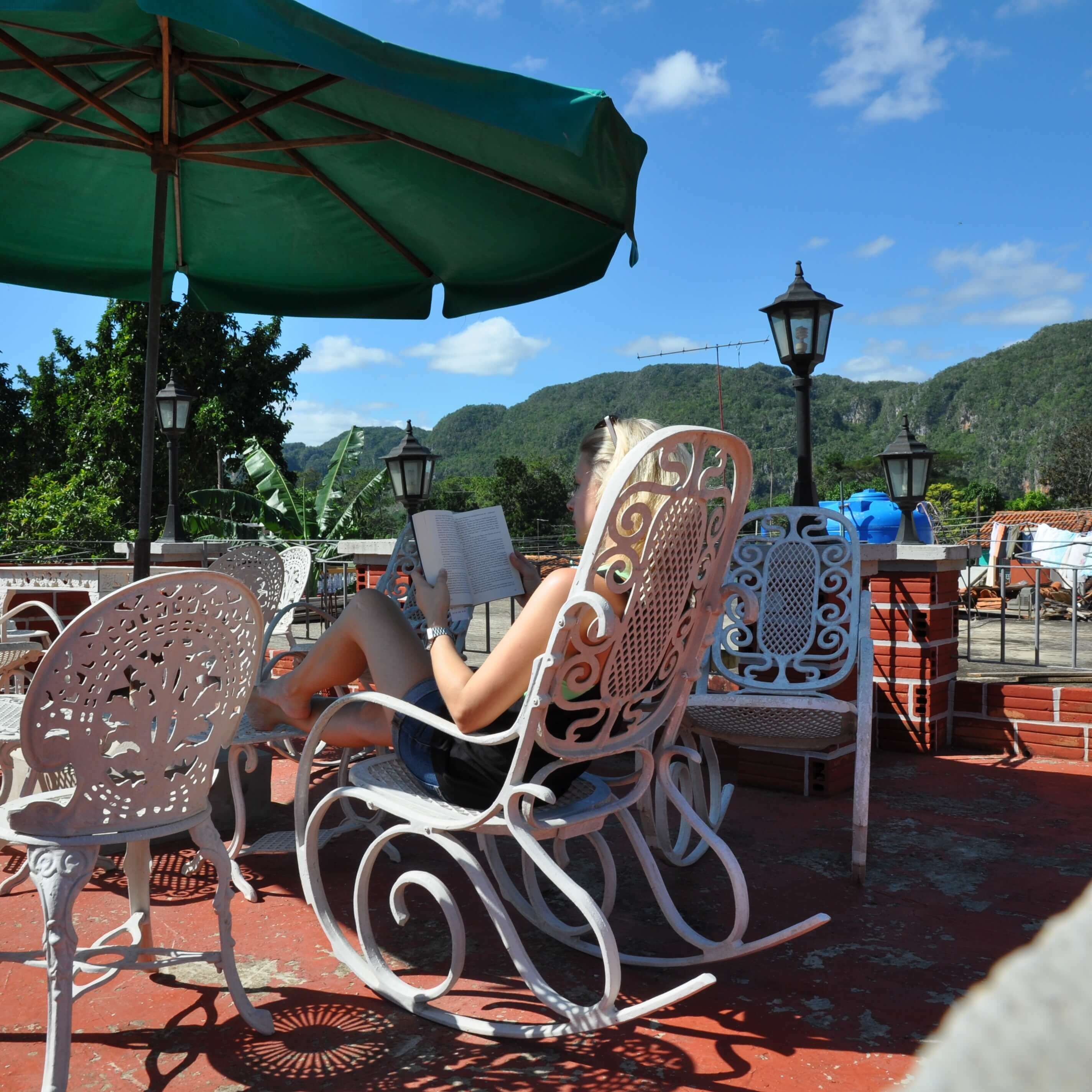 Yoga retreat in Vinales auf Kube. Relaxen auf dem Dach der Unterkunft mit Blick auf das Tal von Vinales auf Kuba.